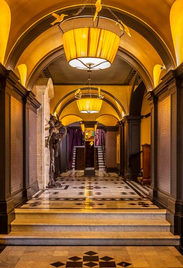 London Hotel: Entrance & Hallway